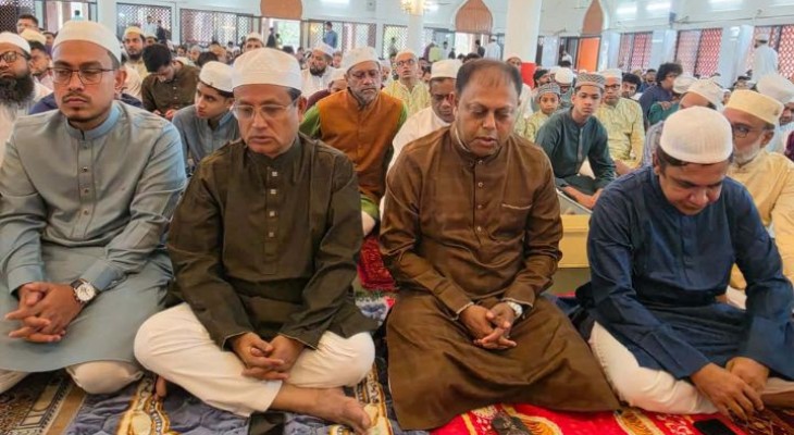 ঢাবি’র কেন্দ্রীয় মসজিদে উপাচার্যের ঈদের নামাজ আদায়, শিক্ষক-শিক্ষার্থীদের সঙ্গে শুভেচ্ছা বিনিময়